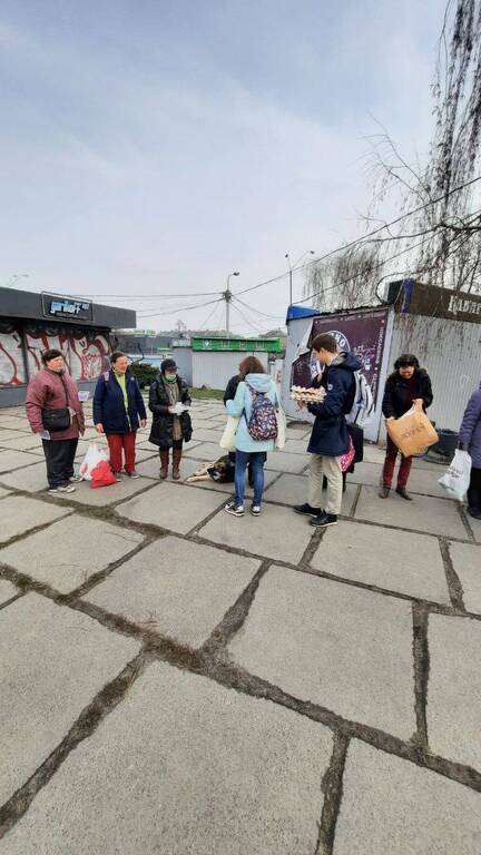 En Kiev, el encuentro con un sintecho pone en marcha nuevos repartos de alimentos entre los pobres y los ancianos